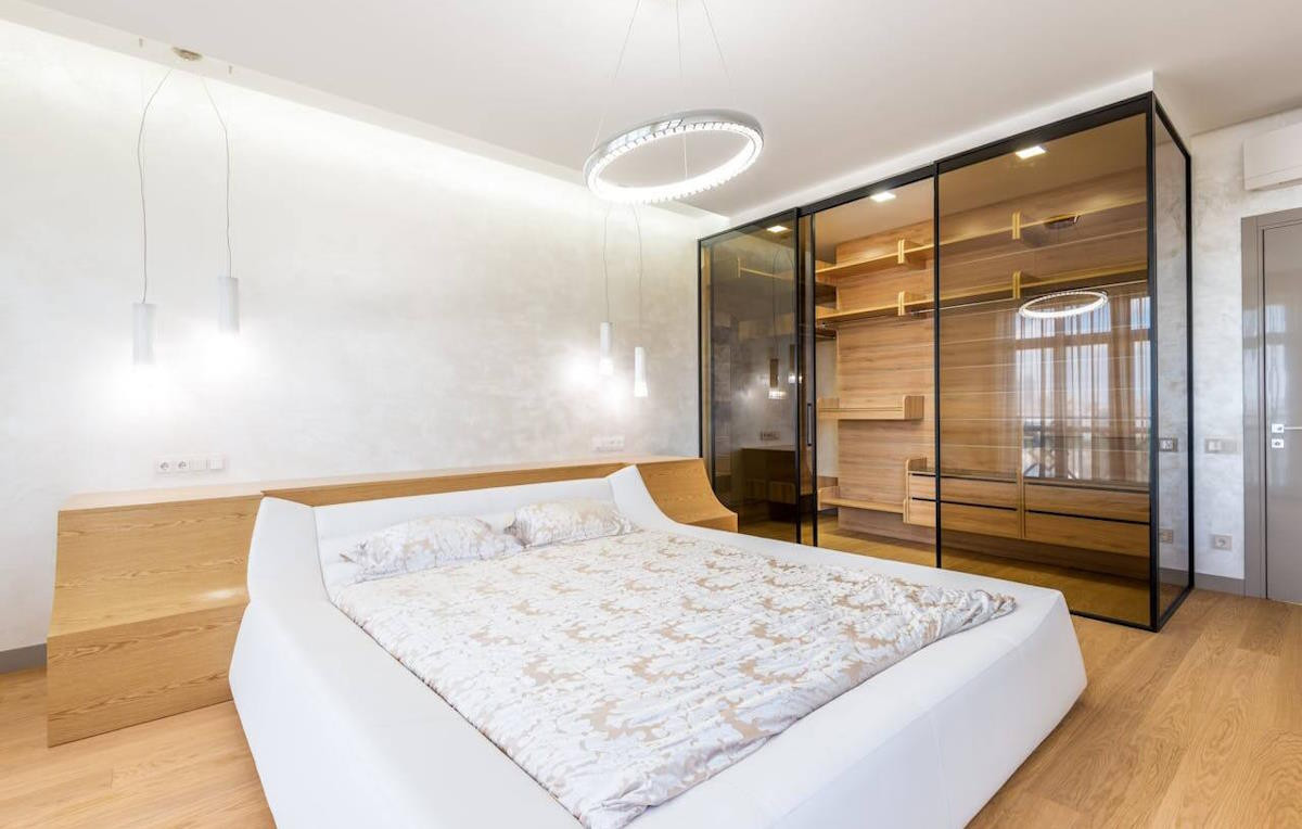 Podświetlenie LED w aranżacjach z wykorzystaniem surowego drewna